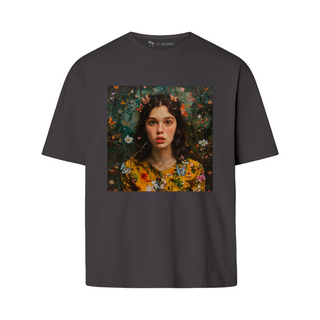 Charming Young Woman - Queen | Oversize T-Shirt