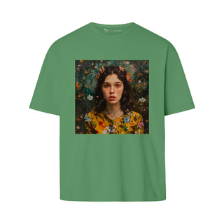 Charming Young Woman - Queen | Oversize T-Shirt